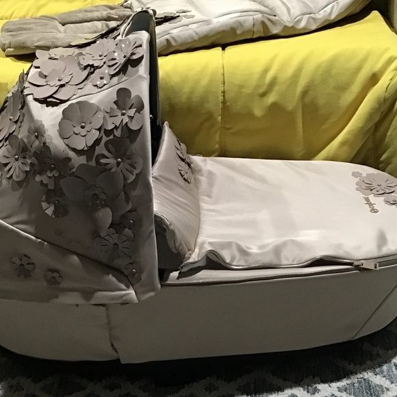 The Cybex Mios LUX Carry Cot In Waterproof back in Beige - Picture 1 of 8
